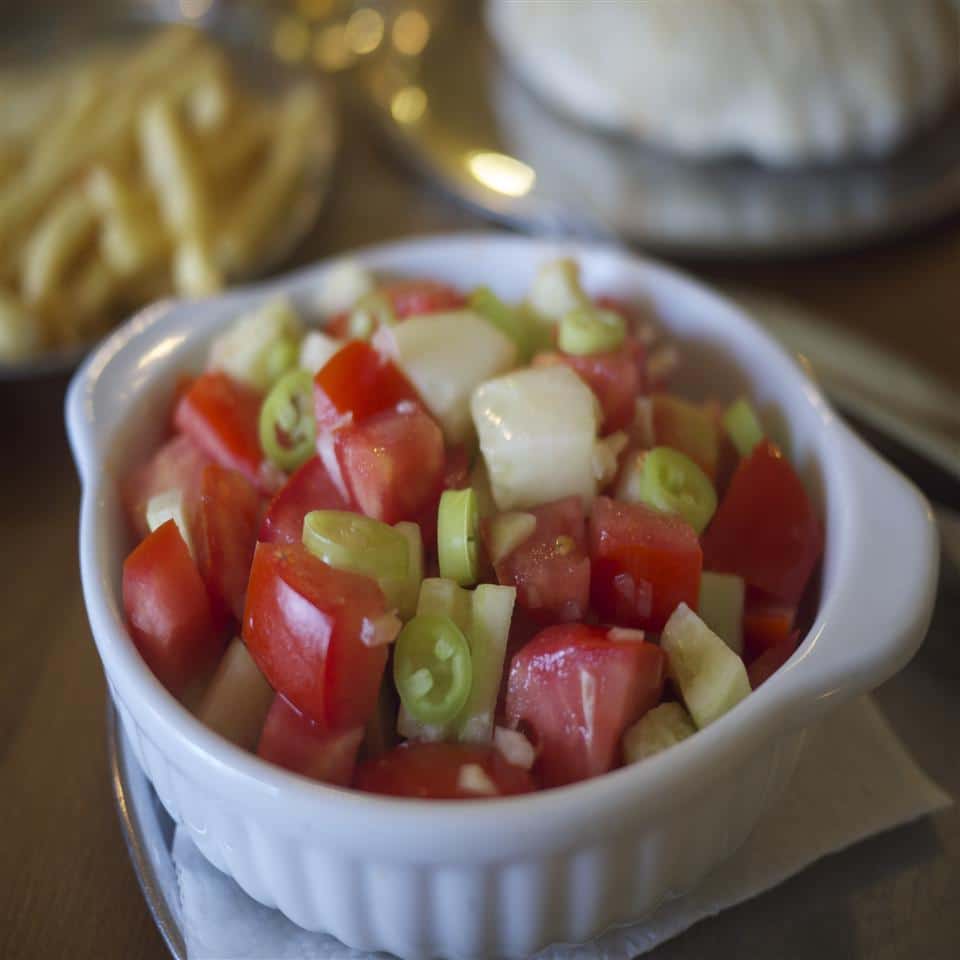 Lahodný salát s rajčaty, okurkou, cibulí a olivovým olejem.