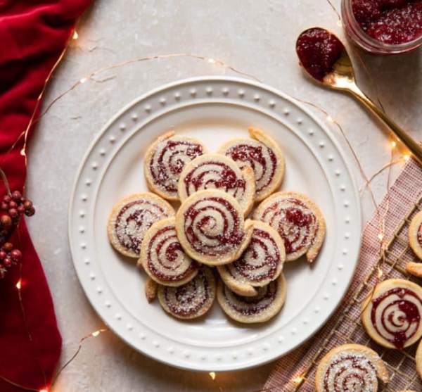 Weihnachtsspiralen mit Marmelade.