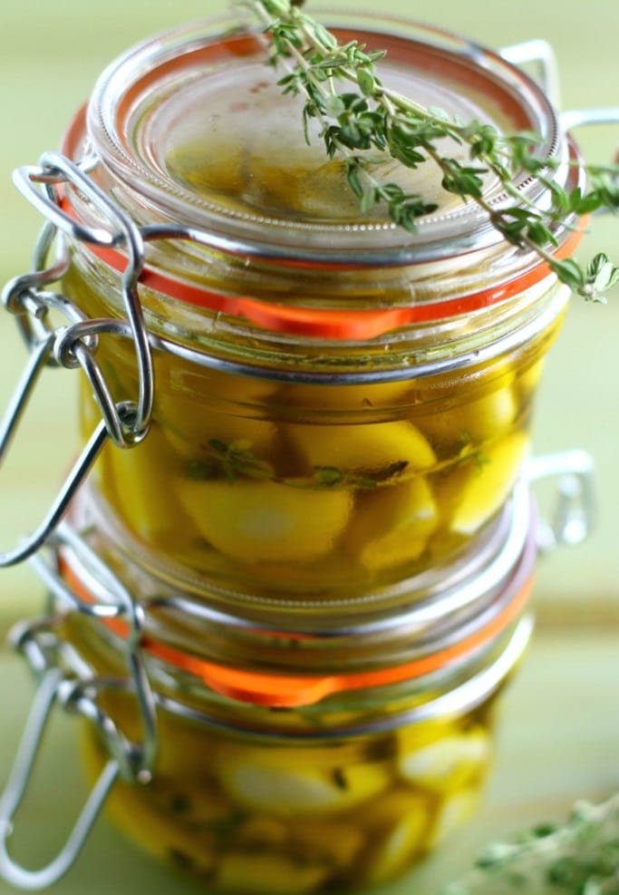Česnek naložený do extra panenského olivového oleje. 