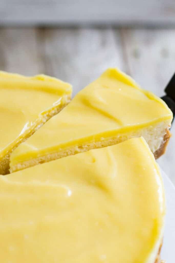 Pokrájený pečený cheesecake s citronovým tvarohem.
