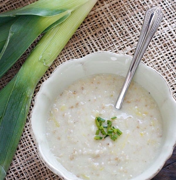 Diet variant of soup with oatmeal and leek.