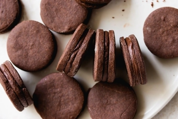 Vánoční kakaové sušenky slepované čokoládou.