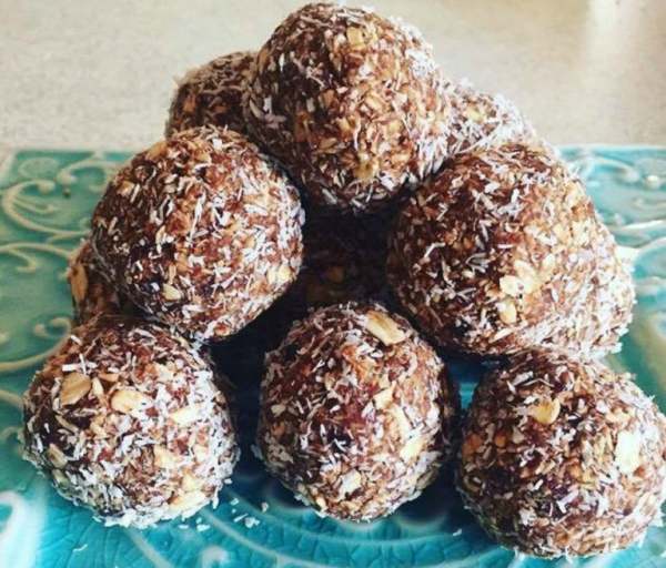 Unbaked peanut-date balls with oatmeal.