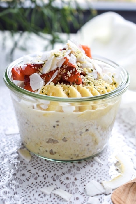 Oat pudding with banana, strawberries and coconut.
