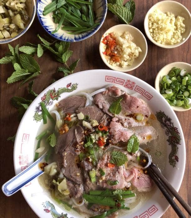 Chinesische Suppenvariante mit Reisnudeln und Rindfleisch.