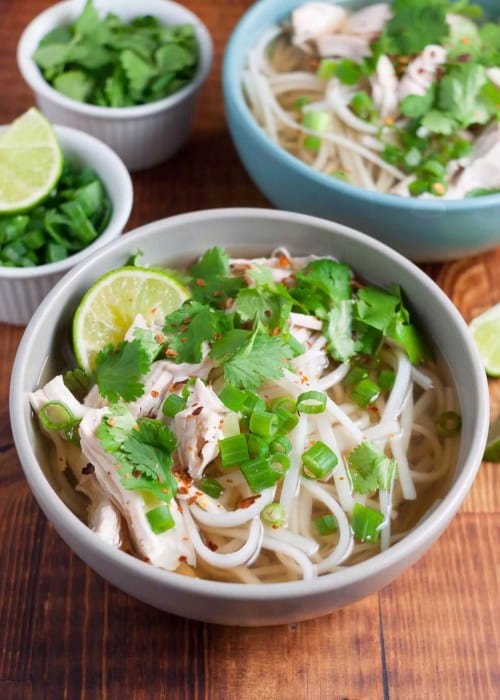 Kuřecí nudlová polévka podle vietnamské receptury.