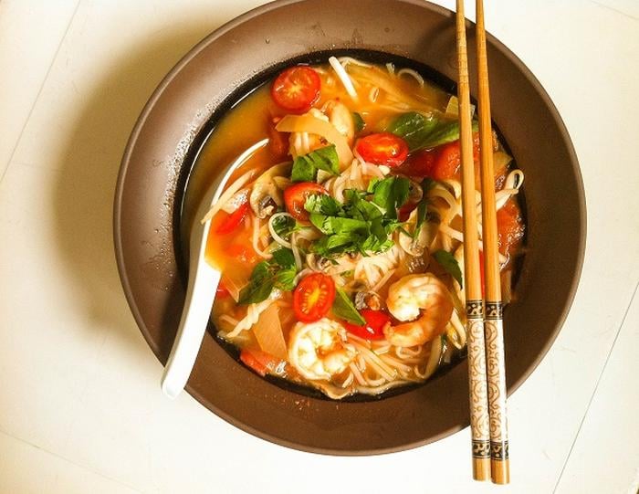 Thajská nudlová polévka s krevetami.
