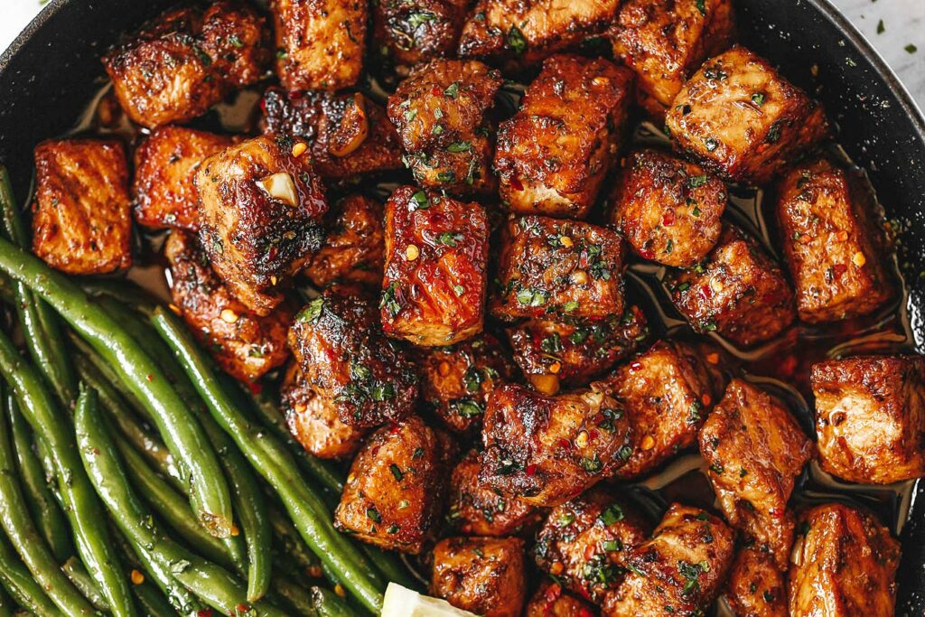 Tender pieces of pork with garlic butter and green beans.