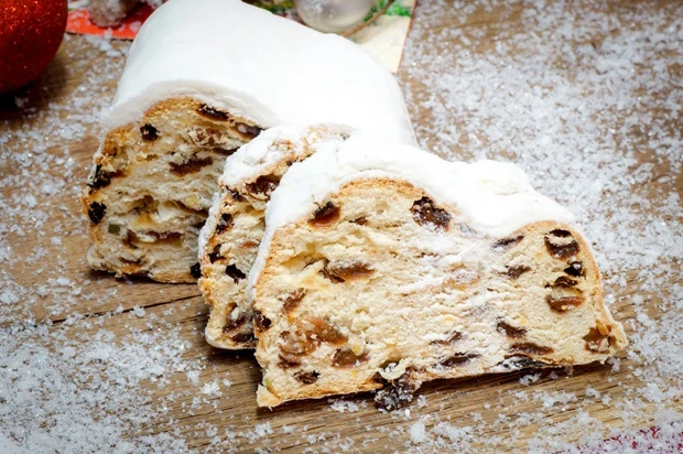 An almond variant of the popular Christmas pastry made from cottage cheese.