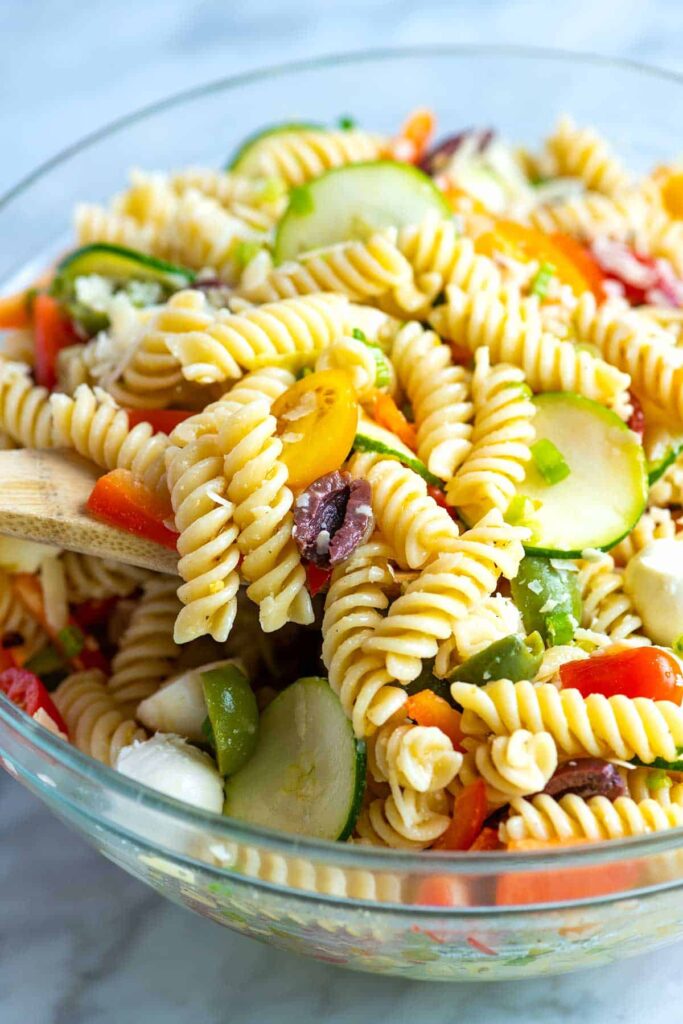 An easy salad full of sharp vegetables, fresh mozzarella and pasta.