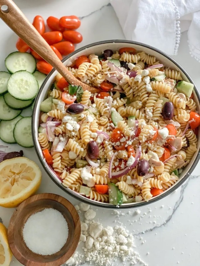 A luxurious pasta mixture of chicken and delicious vegetables in the Greek style.
