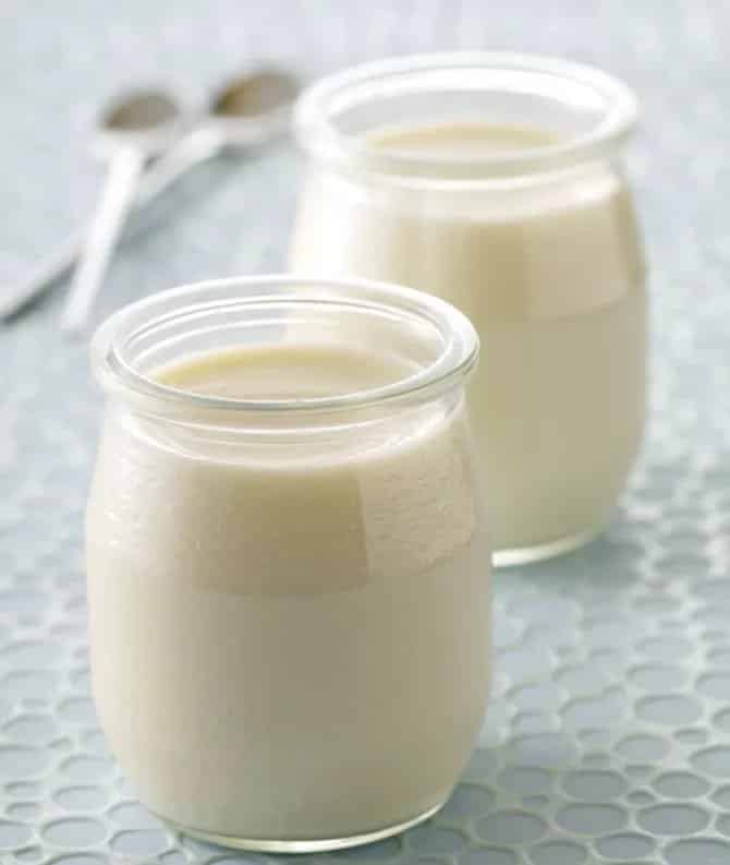 Bílý jogurt z jogurtovače servírovaný ve sklenicích.