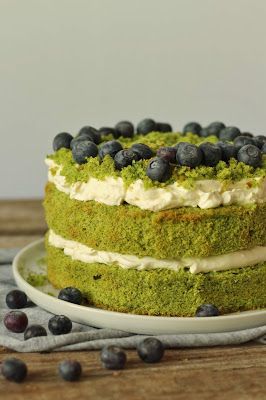 Green spinach cake with blueberries.