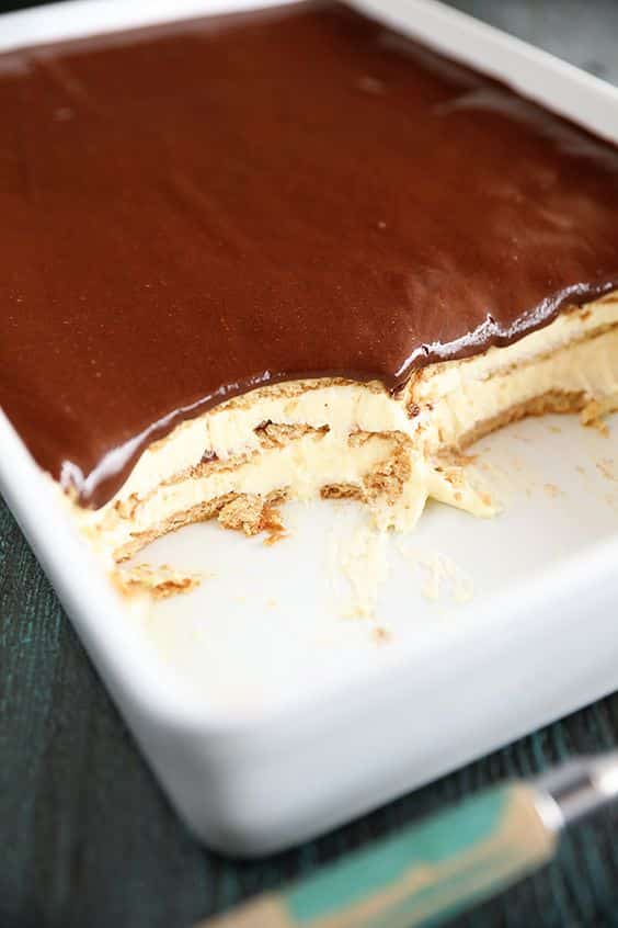 No-Bake-Kuchen mit Keksen und Schokoladenglasur.