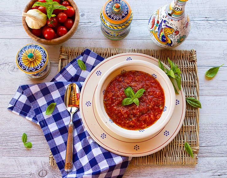 Luxusní toskánská polévka pappapomodoro neboli rajčatové pyré.