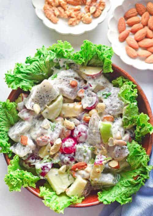 Salát s dračím ovocem a řapíkatým celerem servírovaný na hlávkovém salátu.