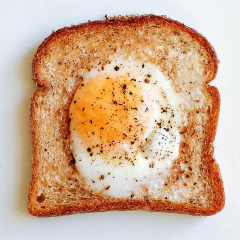 Plátek bílého chleba s vejcem uprostřed.