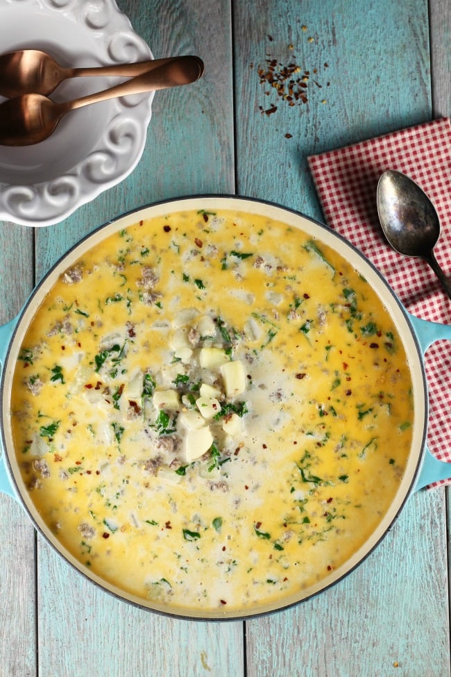 Italská bramborová polévka s klobásou a smetanou ke šlehání.