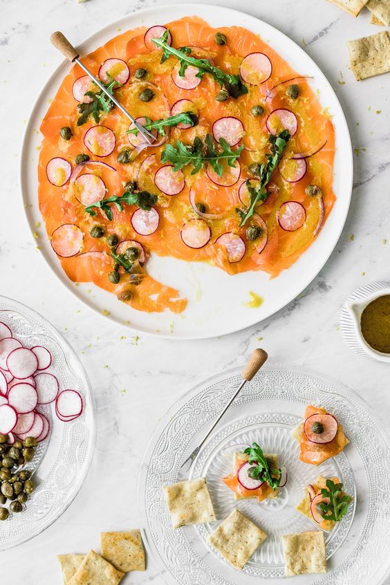 Creamy salmon with radishes, oil and crackers.
