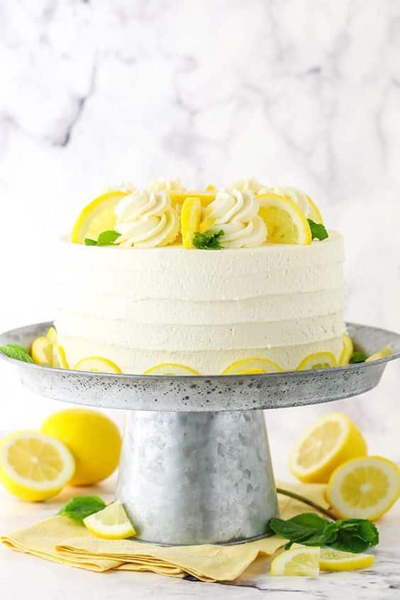 Wunderschön dekorierter Zitronenkuchen mit Zitronencreme.