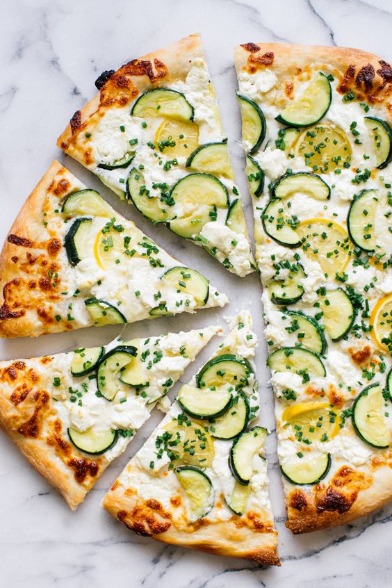 Doma dělaná pizza se zeleninou a sýrem.