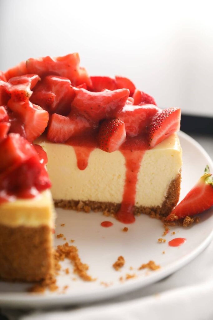 Cheesecake with strawberries and frosting.
