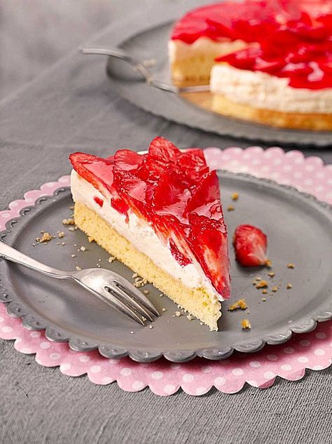 Cake with strawberries, gelatin and custard cream.