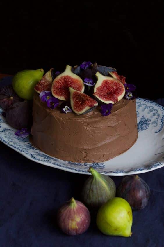 Lehký nadýchaný čokoládový dort zdobený fíky.