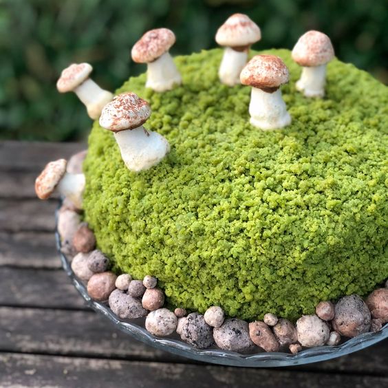 Lesní dort bez lepku s jedlými houbami z marcipánu.