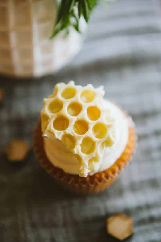 Honey cake with honeycomb as a decoration.