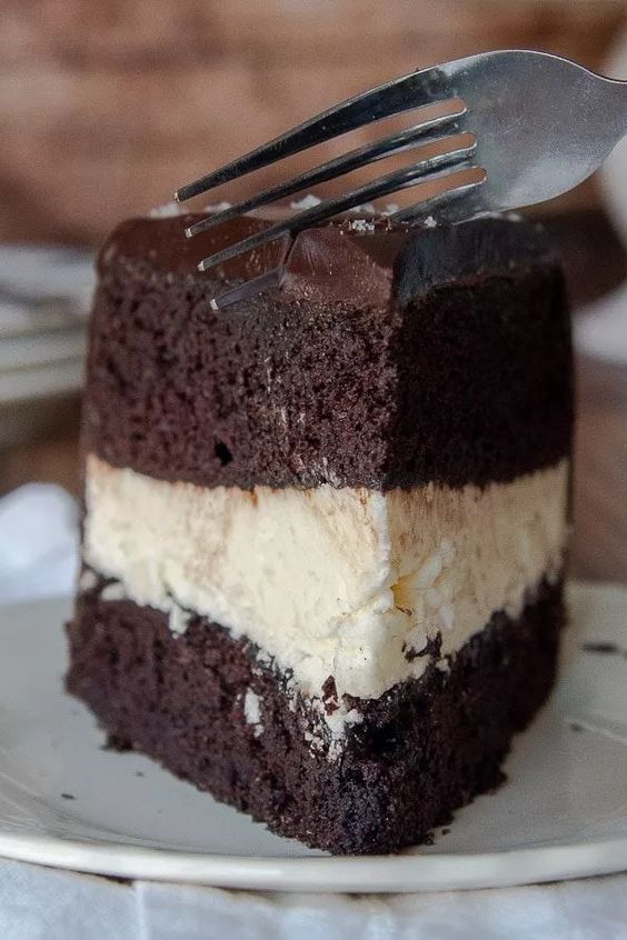 Čokoládový dortík s krémovou náplní a čokoládovou polevou.