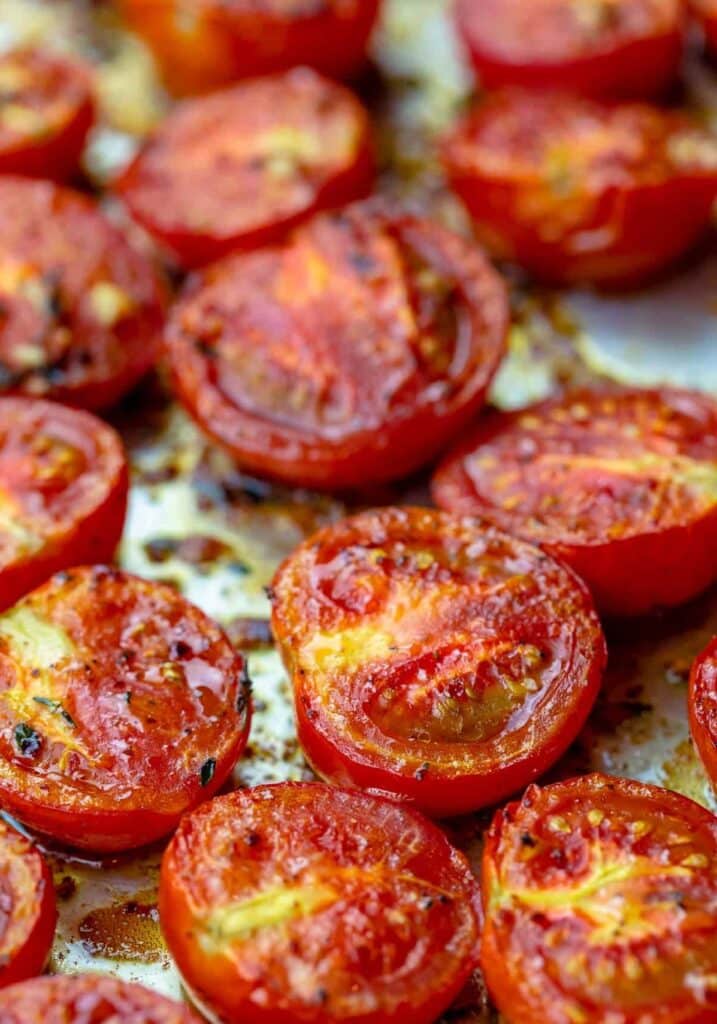 Frische Tomaten gebacken mit Olivenöl, Knoblauch und frischen Kräutern.