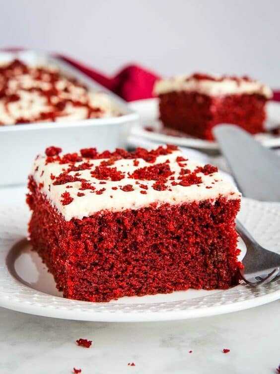 Červený sametový dort pečený na plechu.