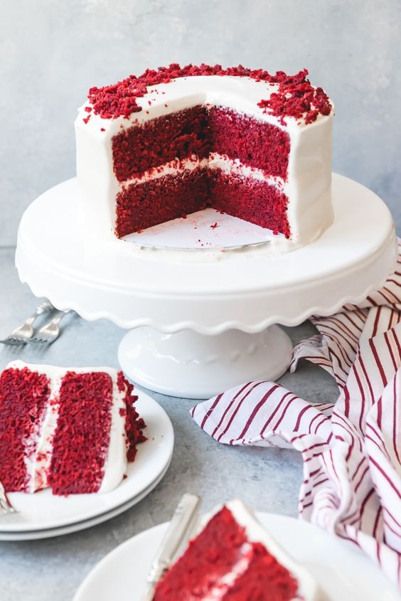 Roter Kuchen mit Mascarponecreme.