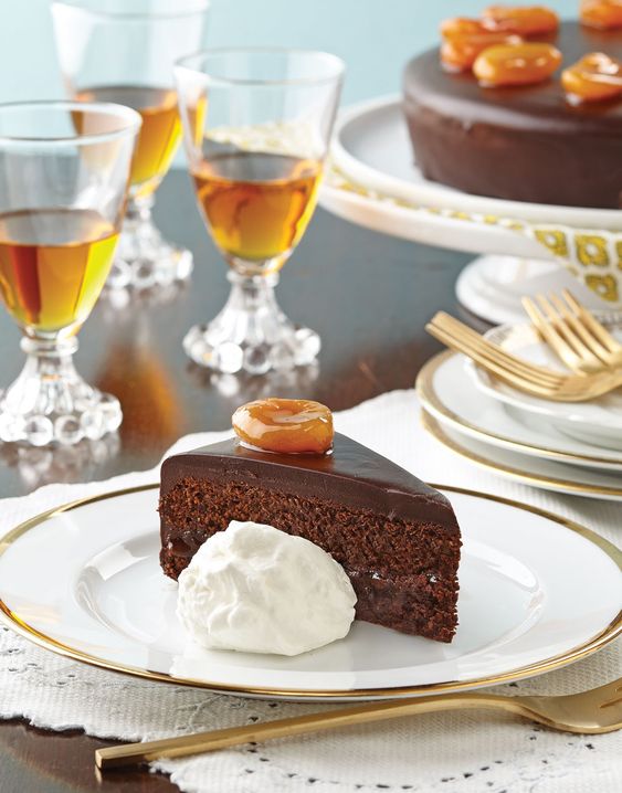 Čokoládový dortík se šlehačkou a karamelovým bonbonem. 