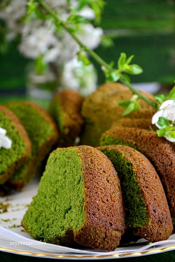 Grüner weicher Kuchen ohne Dekoration.