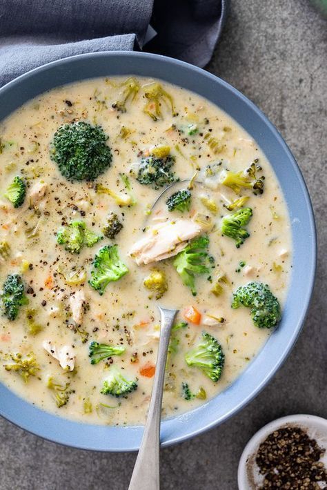 cremige Suppe mit Huhn, Gemüse und geschmolzenem Käse.