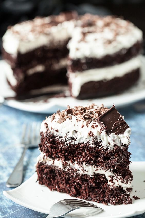 Čokoládový dort s vanilkovým a čokoládovým krémem a čokoládou.