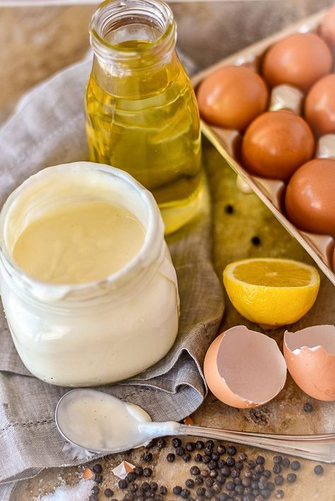 Cremige hausgemachte Mayonnaise aus hausgemachten Eiern und hochwertigen Zutaten.