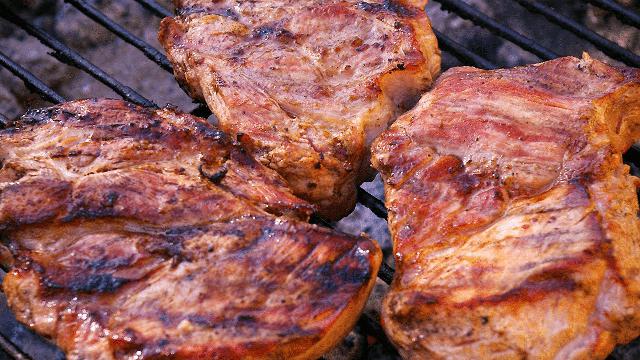 Pork neck marinated in a mixture of garlic, onion, sugar, vinegar and herbs, prepared on the grill.