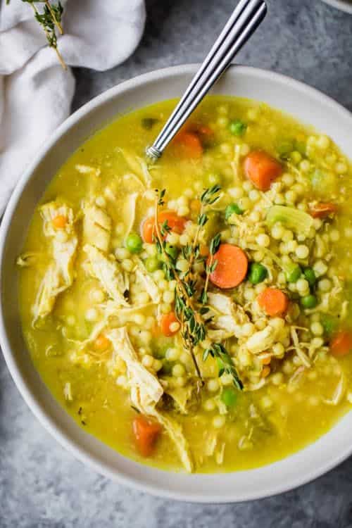 Köstliche heiße Suppe mit Huhn und Couscous.