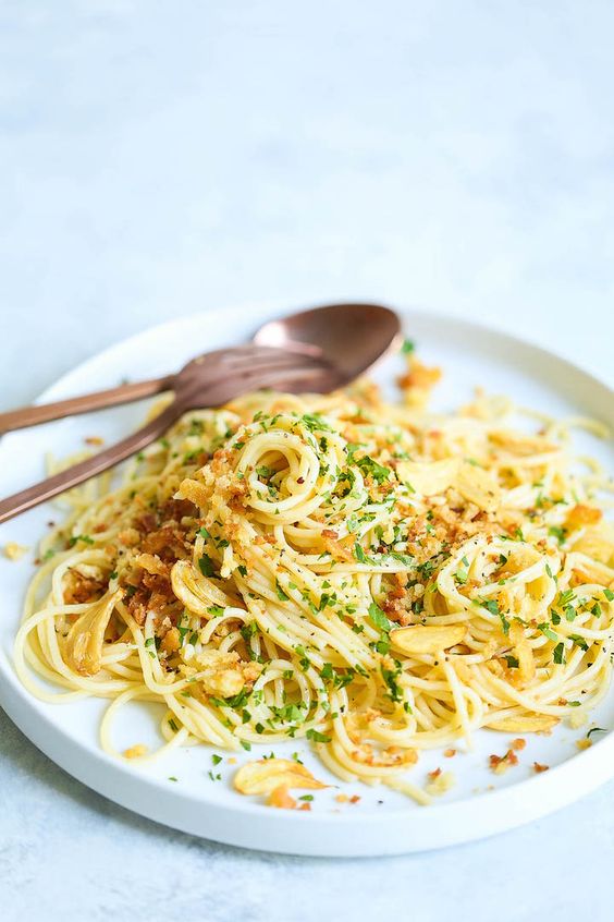 Ein klassisches italienisches Rezept für Spaghetti mit Knoblauch und Öl.