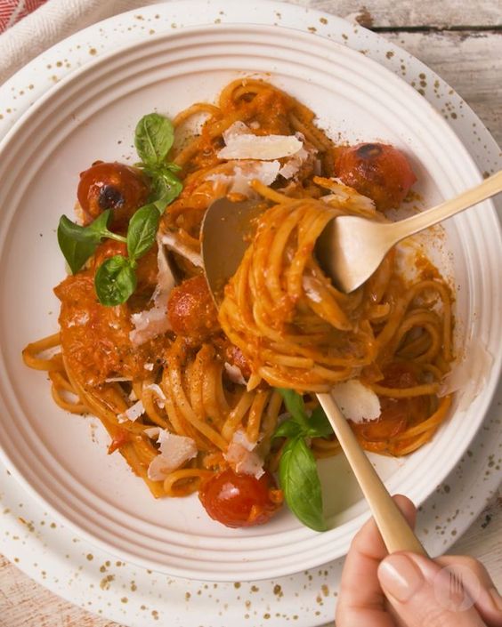 Krémové špagety s rajčatovou omáčkou a krémovou mozzarellou.
