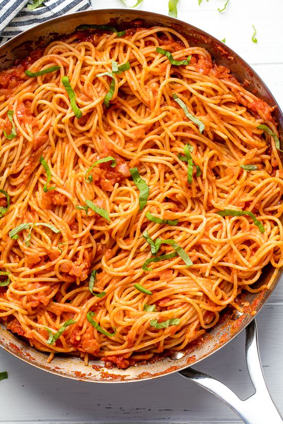 Köstliche italienische Spaghetti mit Tomatensauce und Kräutern.