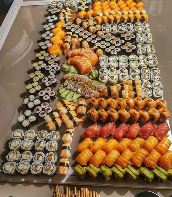 Sushi rýže na velké množství sushi rolek.
