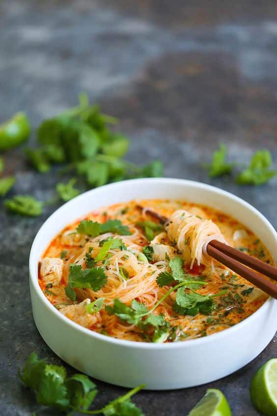 Suppe nach thailändischer Art mit Nudeln und gegrilltem Hähnchen.
