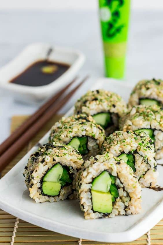 Vegetariánské sushi plněné zeleninou.