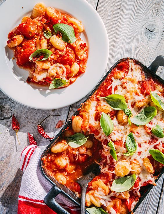 Gebackene Gnocchi mit Tomatensauce und Parmesankäse.