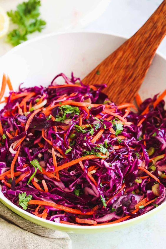 A healthy version of the Hana salad made from red cabbage and carrots, without mayonnaise.