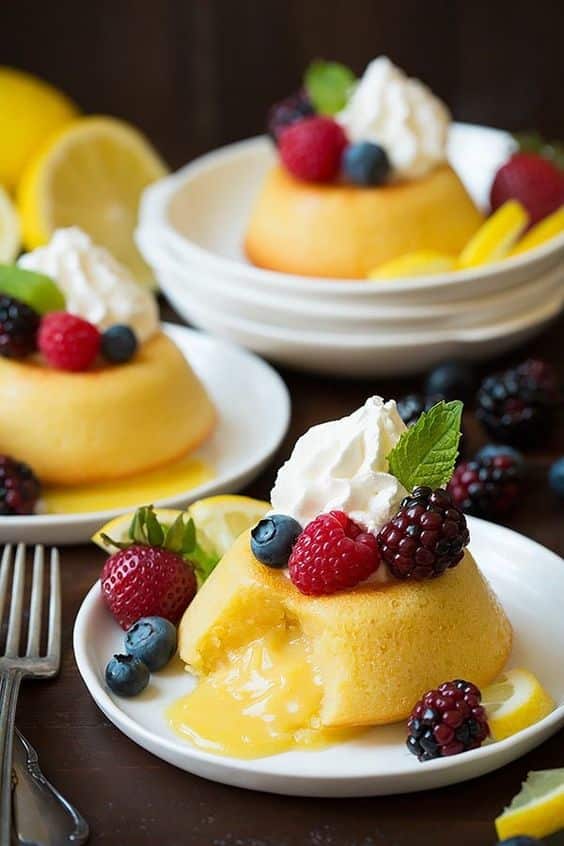 Lávový dort s citronovou náplní a ovocem.